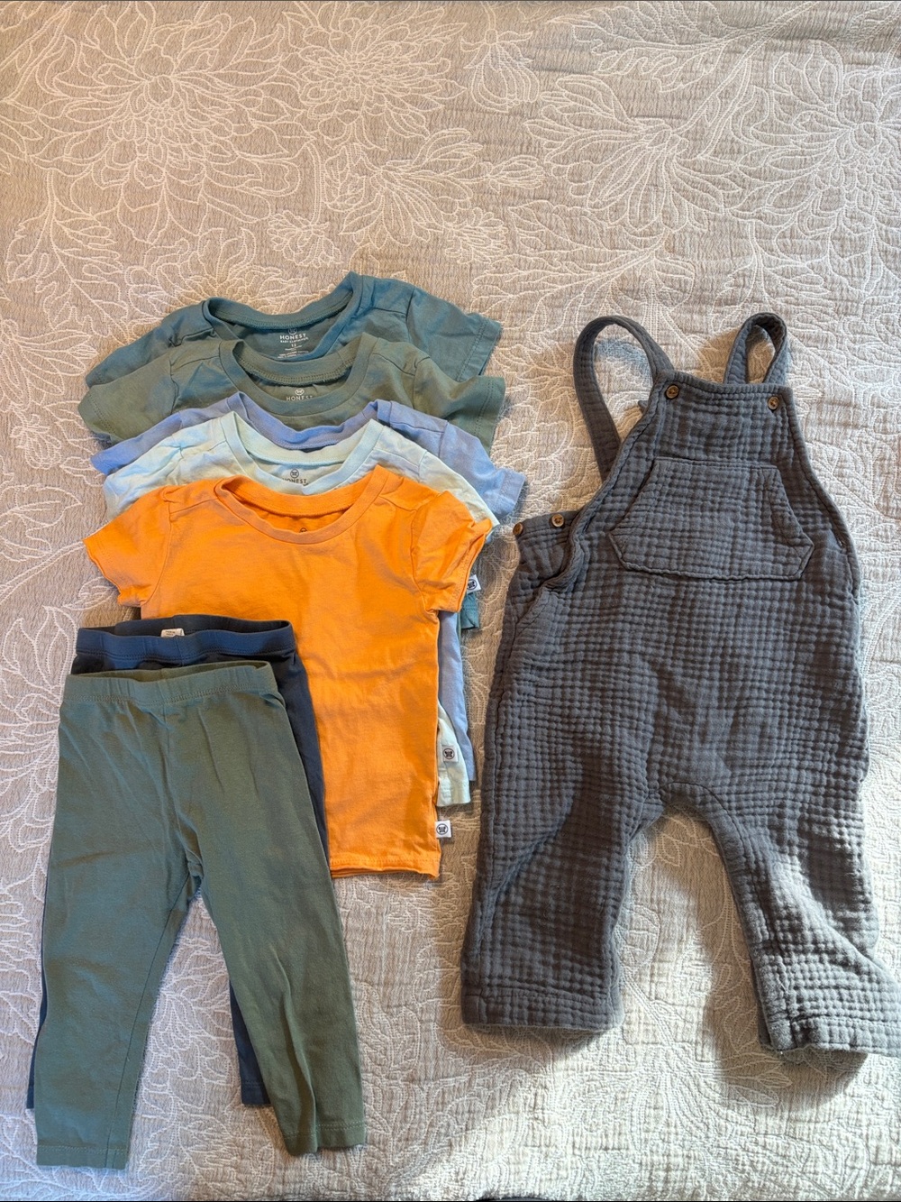 12mBundle 100% organic cotton: 8 items (5x tshirts, 2xpants, 1xoverall)